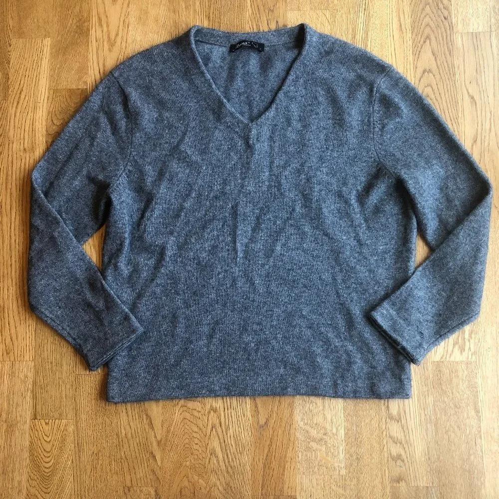 Nana Store Gray V-Neck Sweater Super Soft Size Small